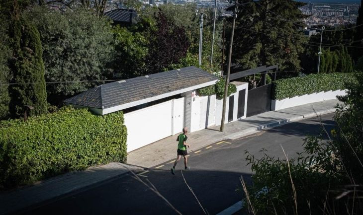 Un hombre hace deporte en el barrio donde está ubicada la casa comprada por Pep Guardiola / PABLO MIRANZO (CG)