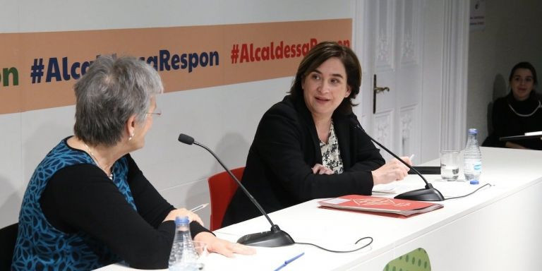 Milagros Pérez Oliva, directora de la revista, con Ada Colau en 2019 / AYUNTAMIENTO DE BARCELONA 