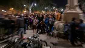 Primera noche sin estado de alarma en Barcelona con decenas de jóvenes por la calle