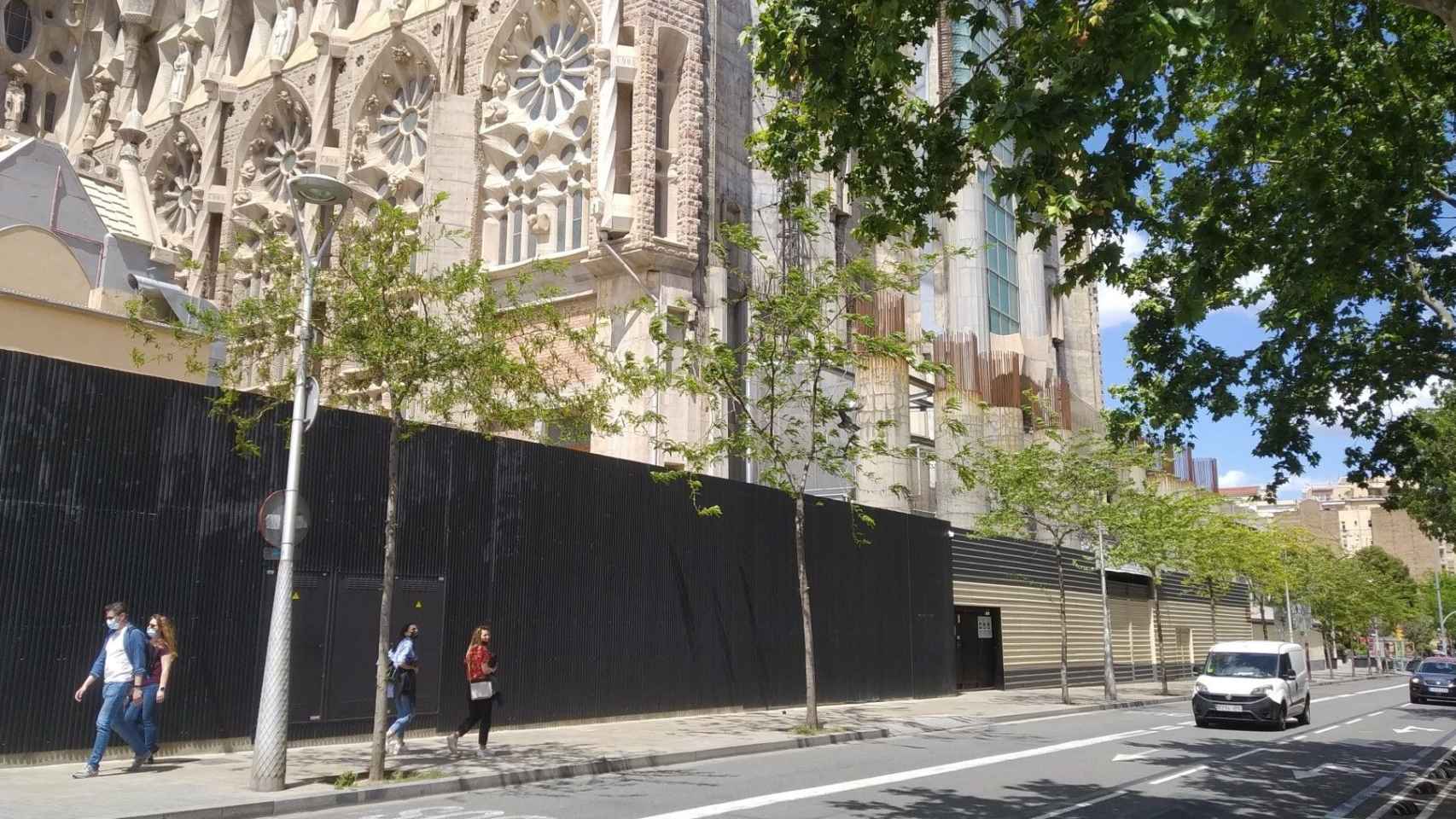 La fachada de la Sagrada Família, en la calle e Mallorca / METRÓPOLI - JORDI SUBIRANA