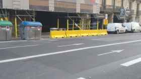 El bloque de hormigón, del tipo New Jersey, contra el que impactó el motorista en la calle de Balmes / METRÓPOLI