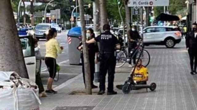 Conductor de un patinete con agentes de la Guardia Urbana tras el atropello / BCN LEGENDS