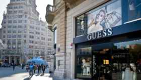 Exterior de la tienda Guess en el Paseo de Gràcia, que cruza con la Gran Via / PASEO DE GRÀCIA