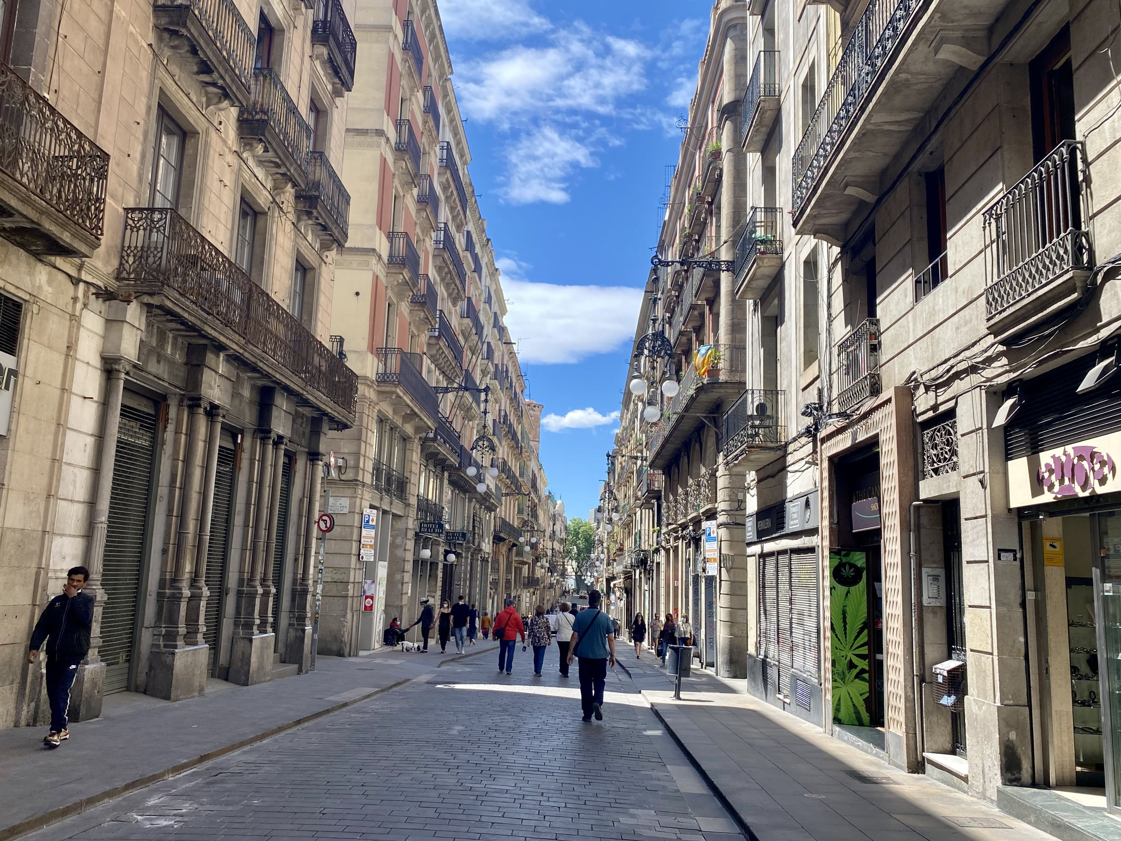 La calle Ferran, con muchos menos transeúntes por el impacto de la pandemia / METRÓPOLI