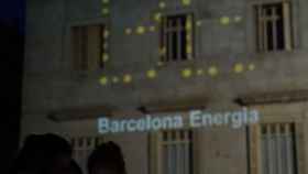 Publicidad de la eléctrica de Colau en la fachada del Ayuntamiento / AYUNTAMIENTO DE BARCELONA