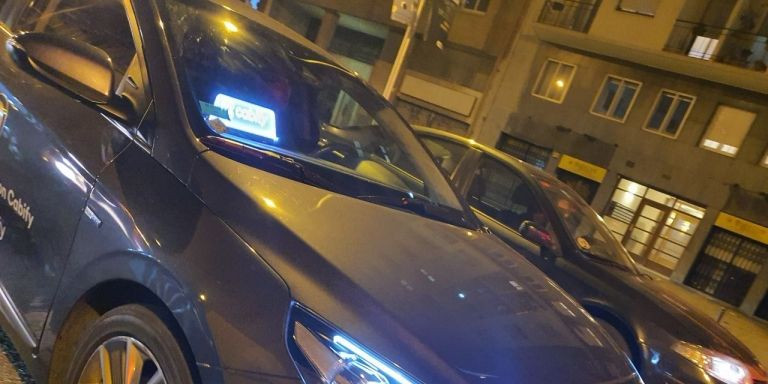 Un vehículo de Cabify con uno de los módulos luminosos denunciados por los taxistas / ÉLITE TAXI