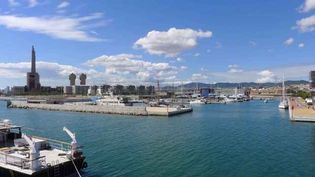 Imagen del puerto de Badalona, cuyas vallas han acabado rotas después durante la huida del vehículo