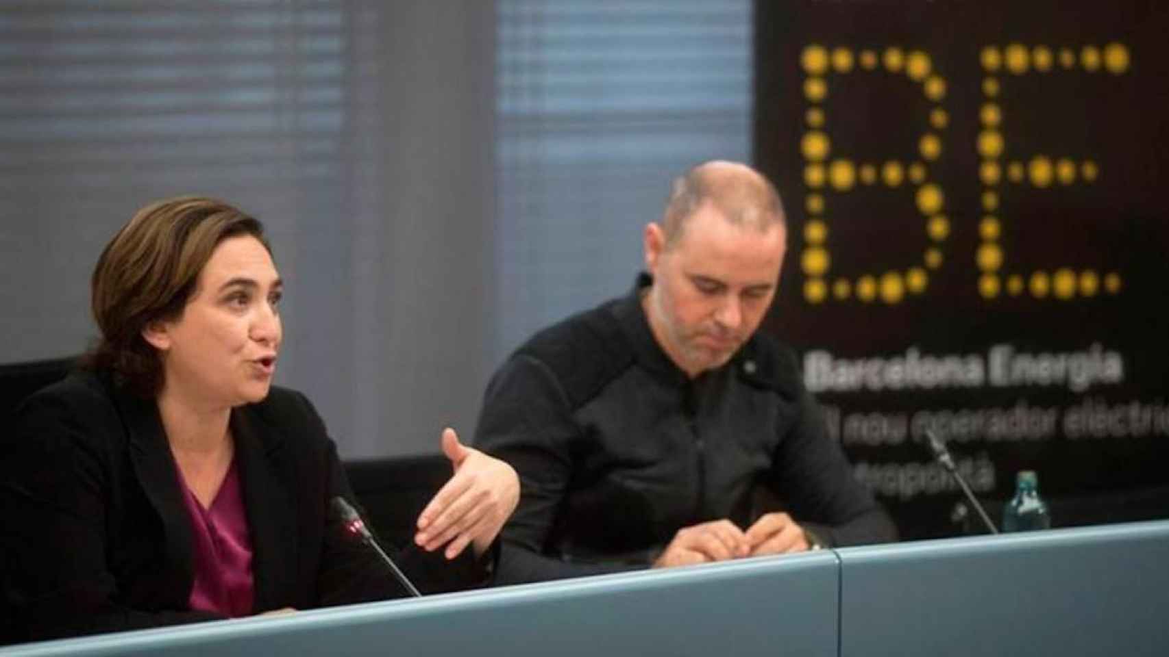 Ada Colau y Eloi Badia en una rueda de prensa en el Ayuntamiento de Barcelona / AJ BCN