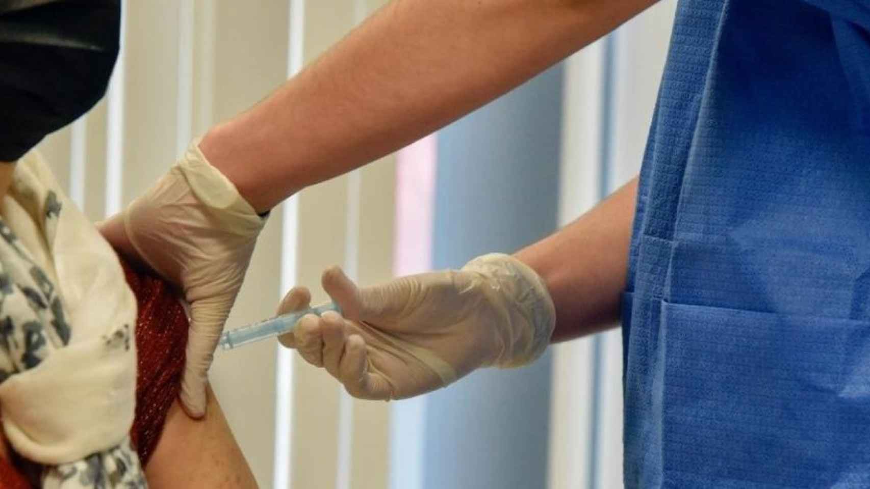 Una enfermera vacuna a una mujer contra el coronavirus durante la vacunación en Barcelona / EUROPA PRESS