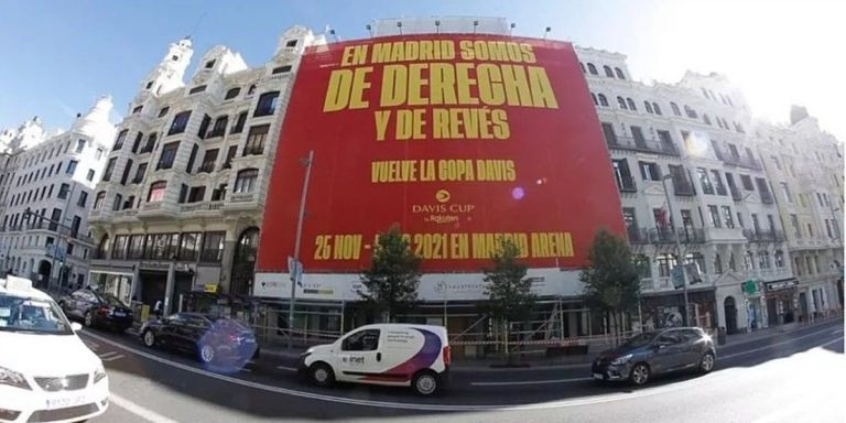 Esta es la pancarta que Gerard Piqué ha colgado en el centro de Madrid / REDES SOCIALES