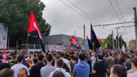 Manifestantes frente a la fábrica donde murió Xavi, un joven de 19 años en Cornellà / CGT