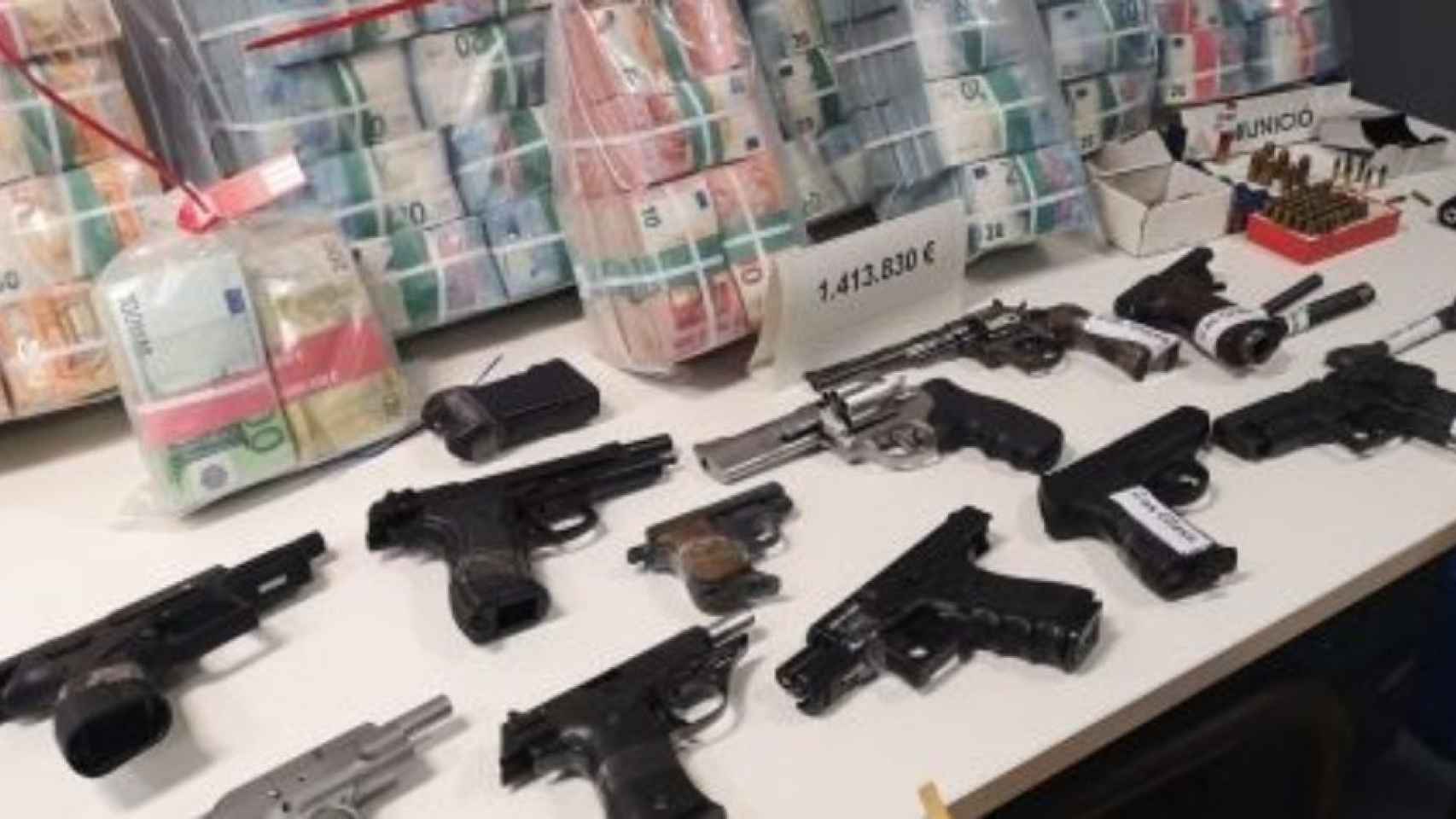 Pistolas y revólveres requisados por los Mossos d'Esquadra en una redada antidroga en Badalona el 2019 / G.A