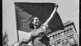 Icónica imagen de una chica anarquista durante la Guerra Civil en Barcelona / MNAC (ANTONI CAMPAÑÀ)