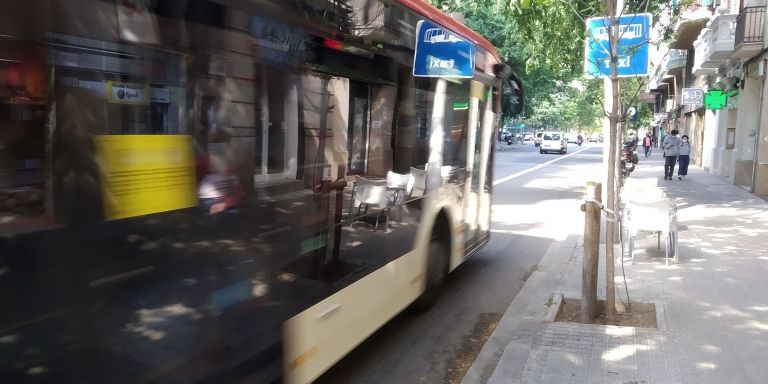 Un bus de TMB circula por la calle de la Indústria / METRÓPOLI - JORDI SUBIRANA