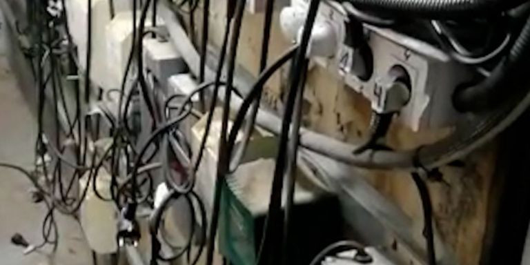 Los contadores eléctricos manipulados en la nave de Sabadell / MOSSOS D'ESQUADRA