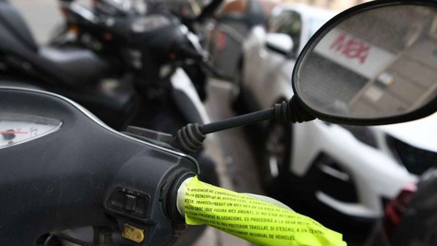 Una moto multada por la Guardia Urbana en Barcelona / METRÓPOLI - LENA PRIETO