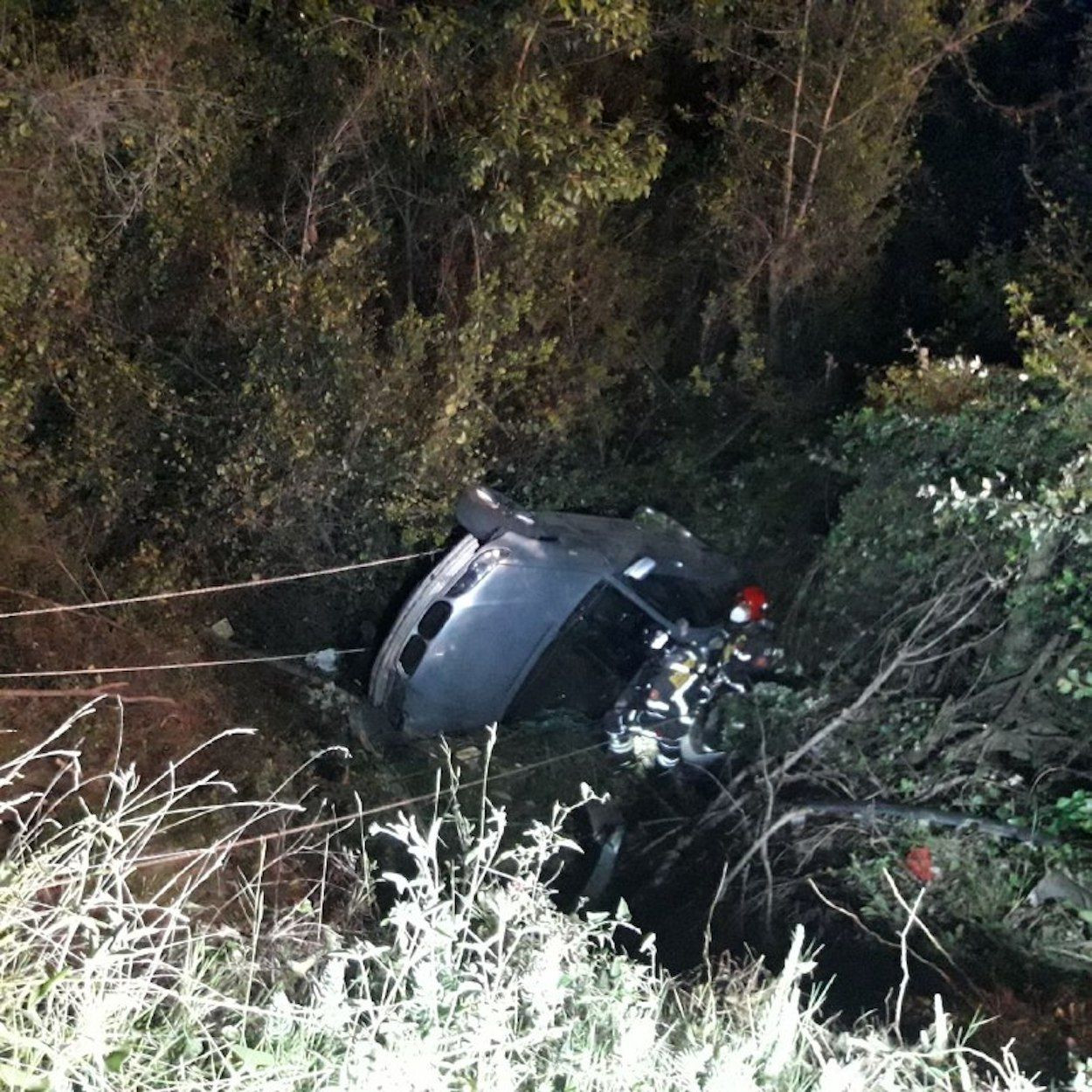 Un coche cae por un barranco en Nou Barris / BOMBERS DE BARCELONA