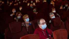 Personas con mascarilla en un cine de Barcelona / EFE