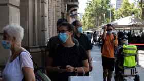 Personas con mascarilla en el paseo de Gràcia de Barcelona / EUROPA PRESS