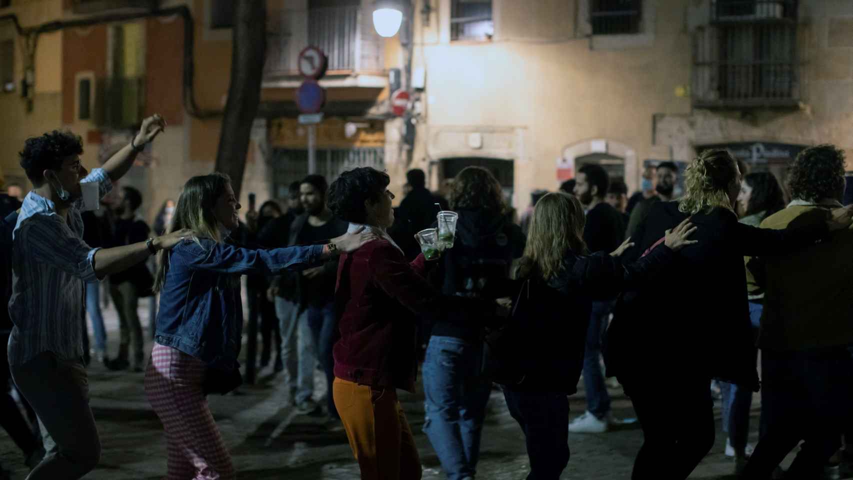 Grupos de jóvenes de botellón en Barcelona / EFE - MARTA PÉREZ