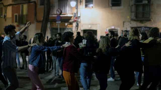 Grupos de jóvenes de botellón en Barcelona / EFE - MARTA PÉREZ