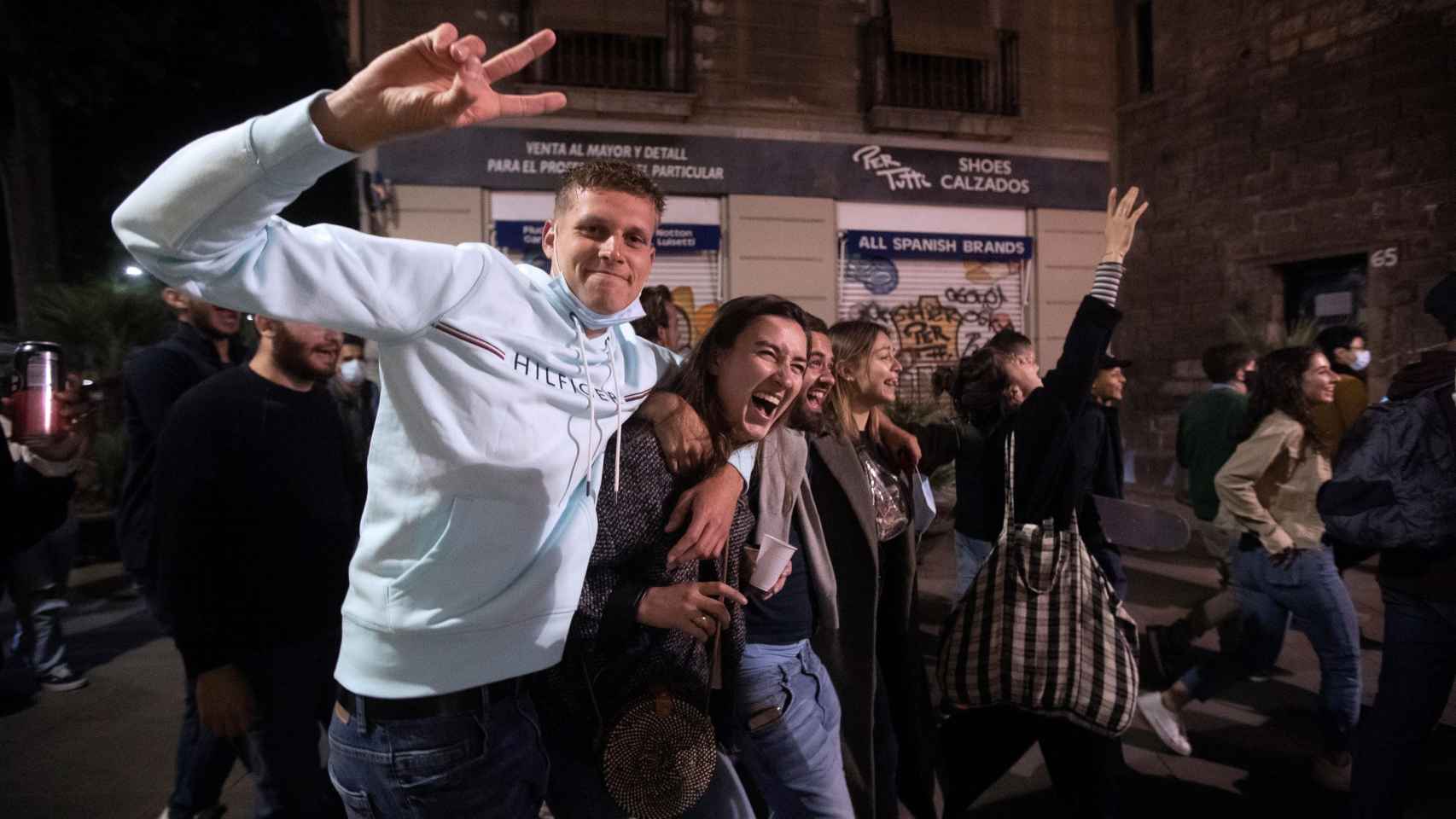 Jóvenes de fiesta, en el centro de Barcelona / EFE - MARTA PÉREZ