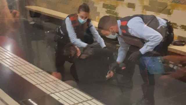 Mossos reducen a un joven en el metro de la Barceloneta