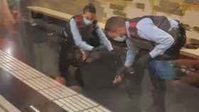 Mossos reducen a un joven en el metro de la Barceloneta