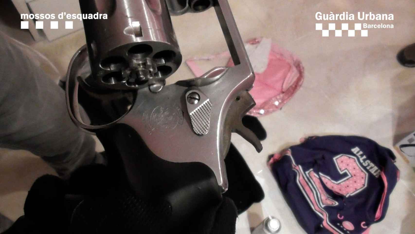 Una de las armas encontradas en el 'super de la heroína' / MOSSOS - GUARDIA URBANA