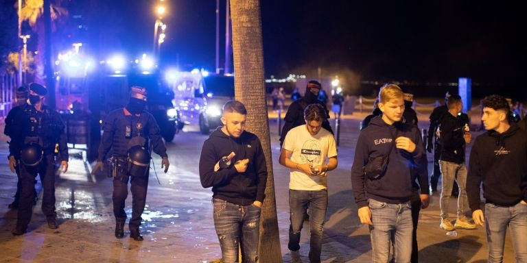 Jóvenes son desalojados de la playa de la Barceloneta por los Mossos / EFE