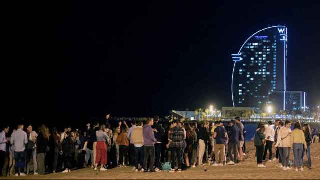 Botellón en la playa de la Barceloneta / EFE