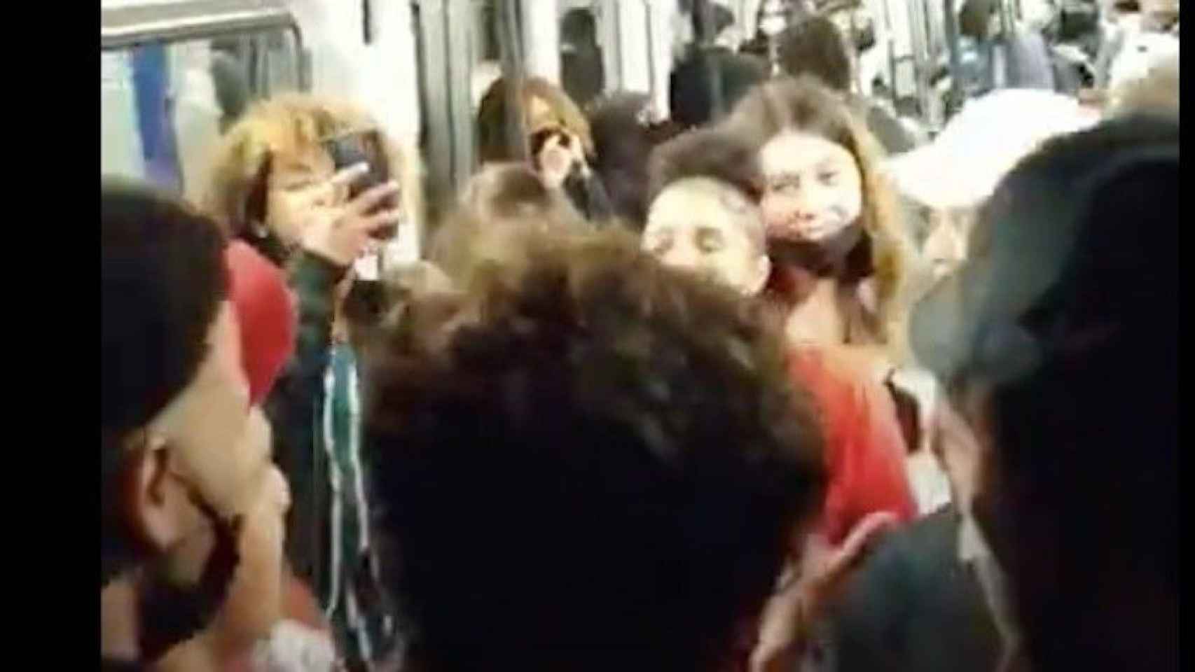Centenares de jóvenes, de fiesta dentro del metro de Barcelona / TIK TOK