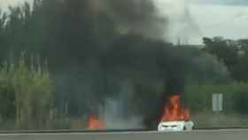 Un vehículo arde en la AP-7 / @FNASSOS