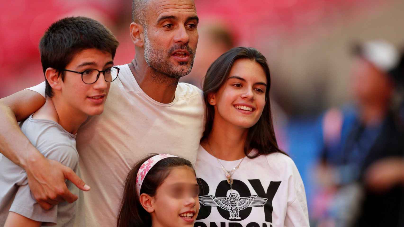 Pep Guardiola y sus tres hijos (Maria, Màrius y Valentina) / GTRES
