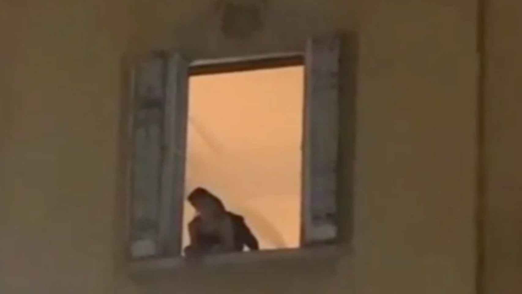 Un hombre y una mujer en pleno acto sexual desde el balcón de un piso del Born / BCN LEGENDS