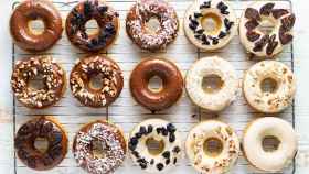 Varios Donuts caseros en una imagen de archivo
