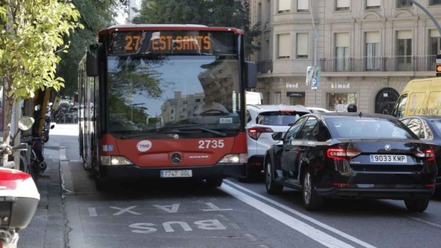 El bus y los turismos circulan en sentido opuesto en Travessera de Gràcia con Balmes / JORDI ROMERO