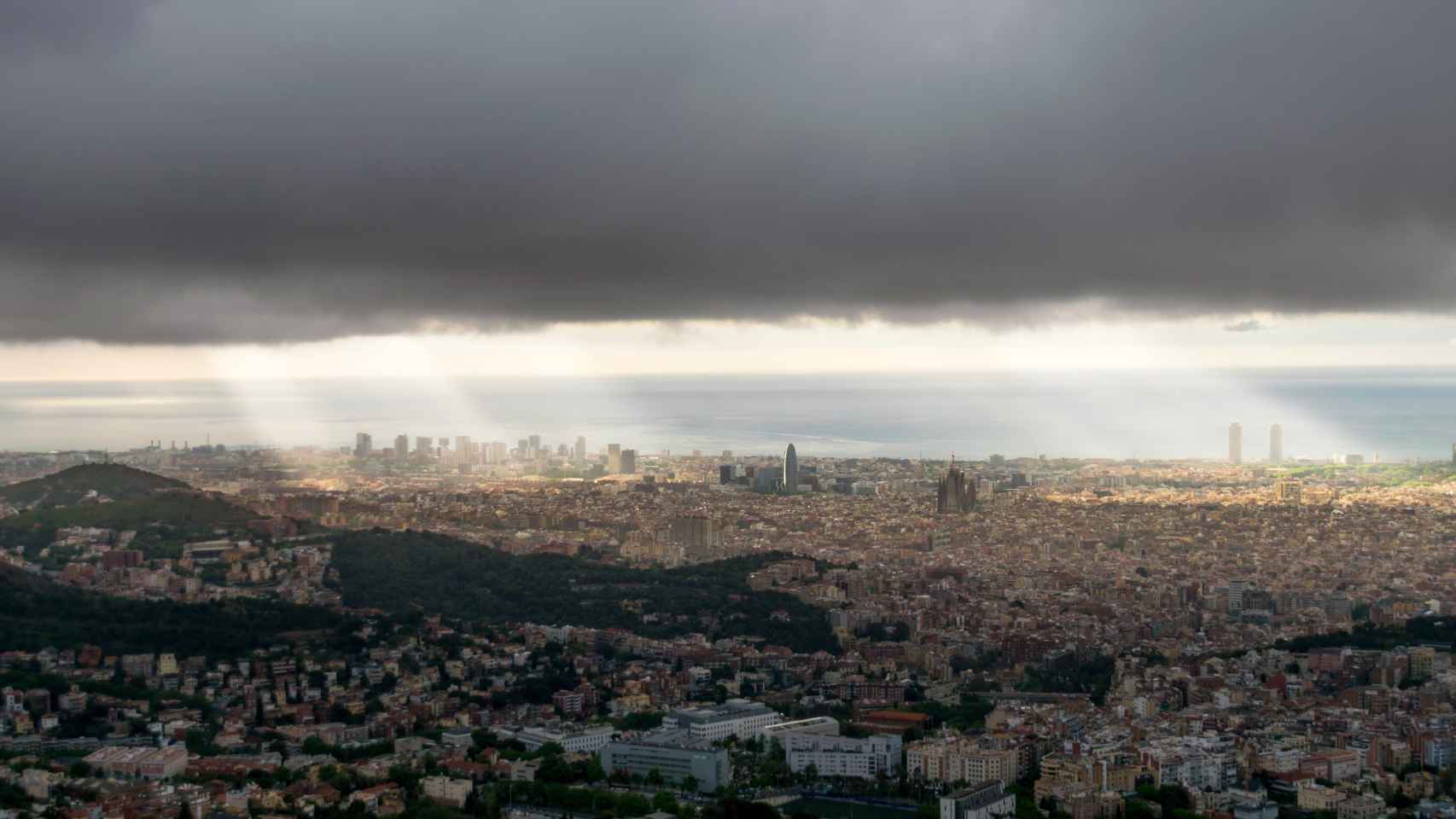 Cielo encapotado en Barcelona / ALFONS PUERTAS - @alfons_pc