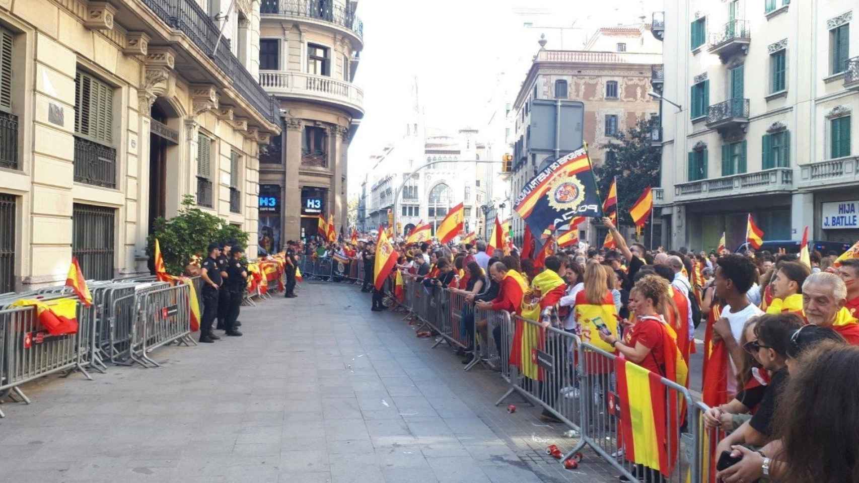 Manifestantes españolistas frente a la jefatura de la Via Laietana / EUROPA PRESS