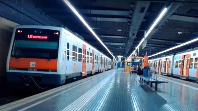 Un tren de la L8 de FGC en la estación de plaza Espanya