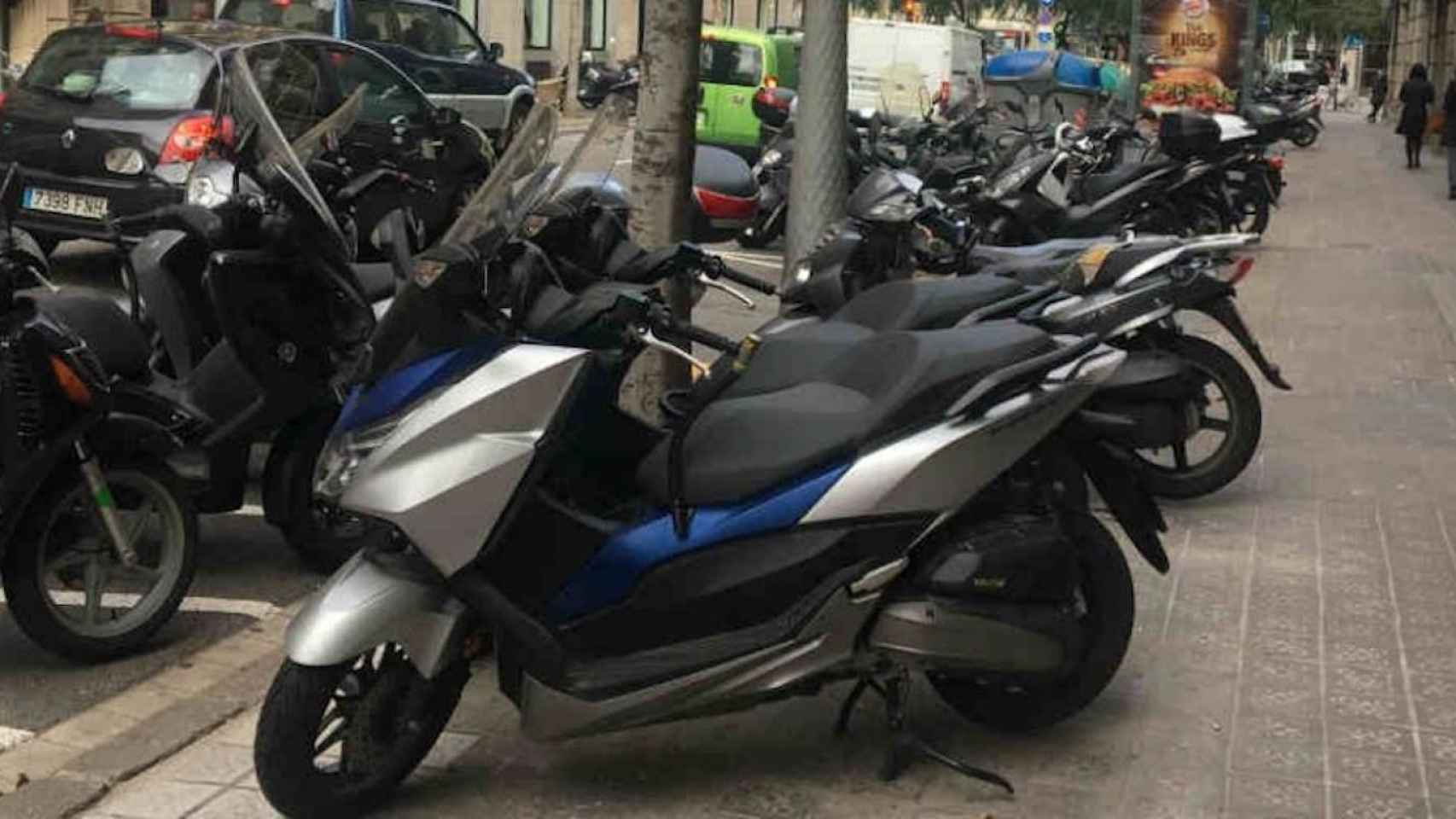 Motos aparcadas en Barcelona / METRÓPOLI - CR