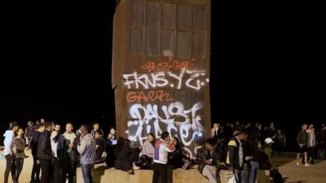 Botellón en la playa de Barceloneta, donde se han incrementado las intoxicaciones etílicas / EFE