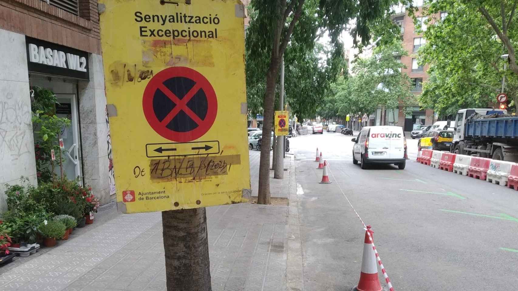 La señal que no se entiende colgada del árbol en la calle de Dos de Maig / METRÓPOLI - JORDI SUBIRANA