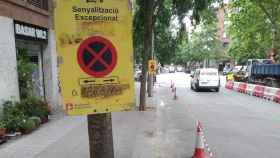 La señal que no se entiende colgada del árbol en la calle de Dos de Maig / METRÓPOLI - JORDI SUBIRANA