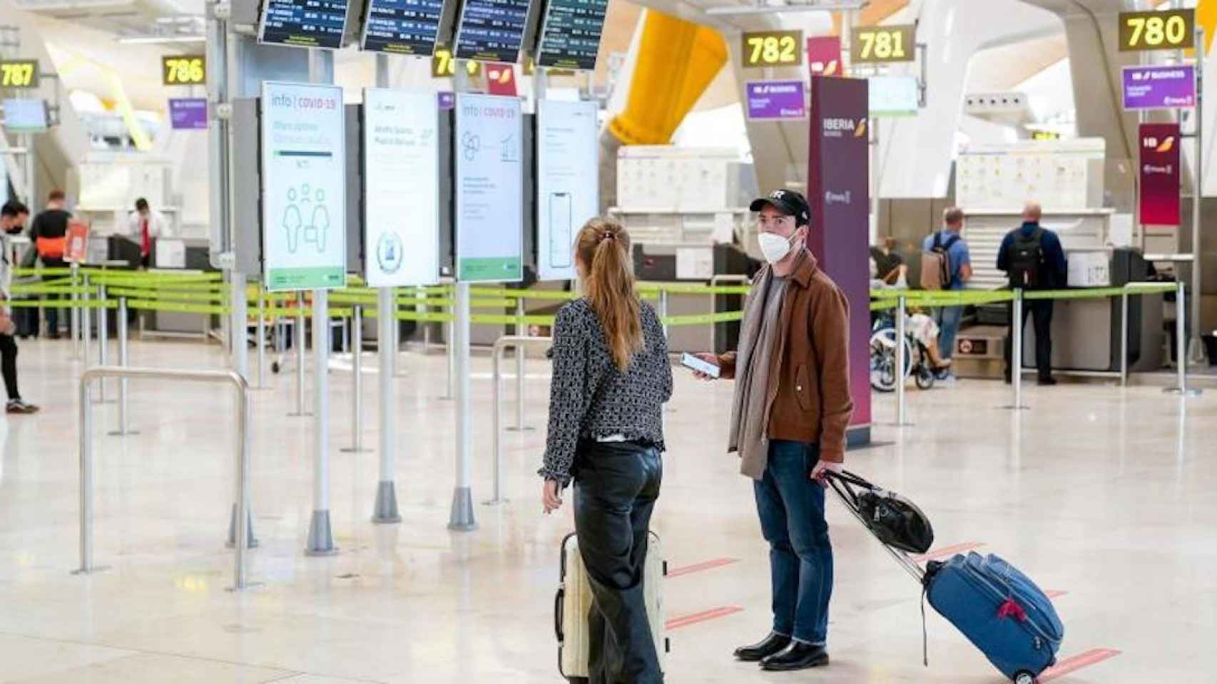 Dos personas con su equipaje en la T4 del aeropuerto Adolfo Suárez, Madrid-Barajas / EP - A. Pérez Meca / EP