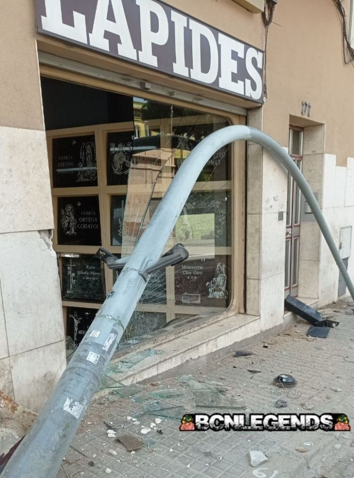 Un semáforo derribado y destrozos en una tienda de lápidas tras el accidente / TELEGRAM - 'BCN LEGENDS'