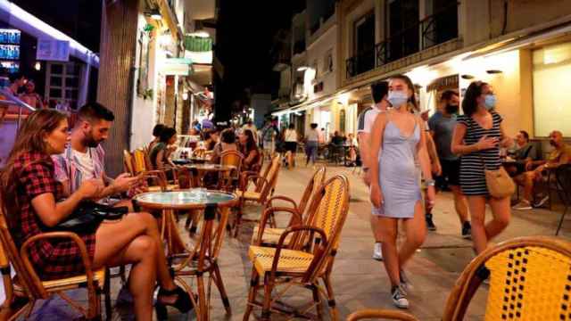 Clientes en terrazas de locales de restauración en Sitges / EFE