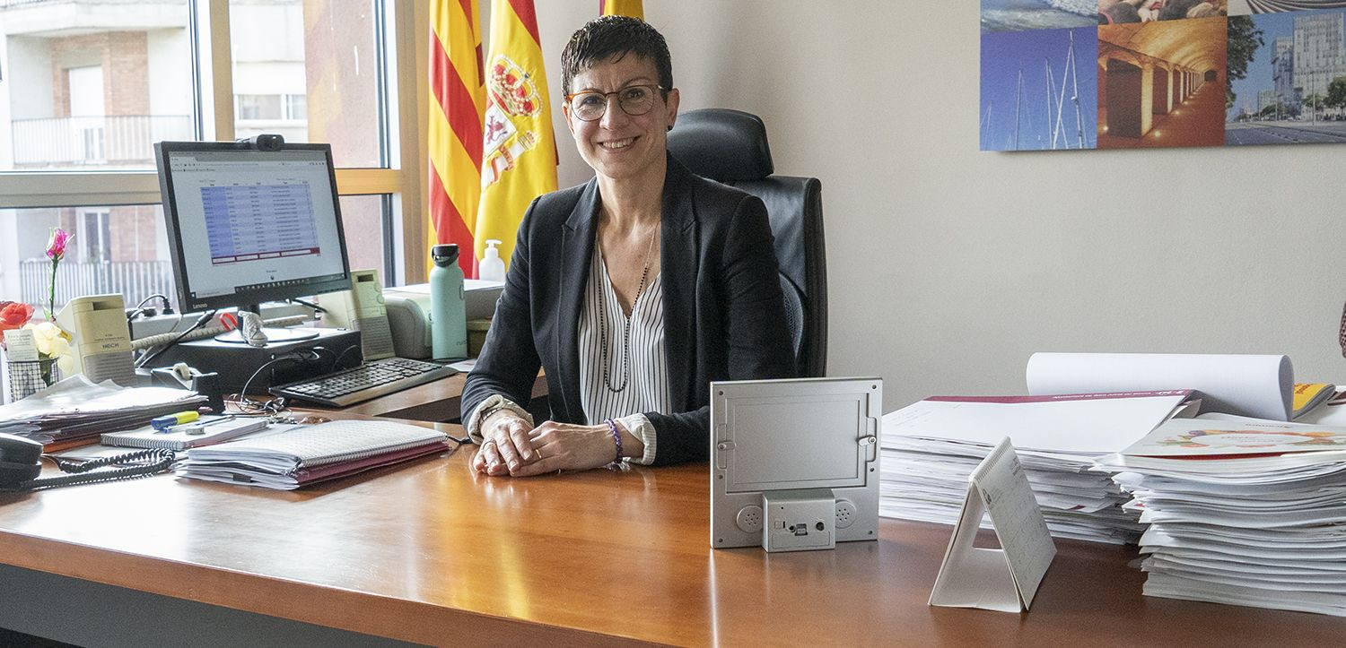 Filo Cañete, alcaldesa de Sant Adrià del Besòs, en su despacho / LENA PRIETO