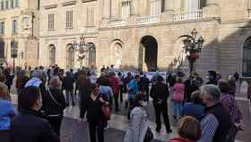 Manifestación este jueves contra Colau en la plaza de Sant Jaume / GUILLEM ANDRÉS