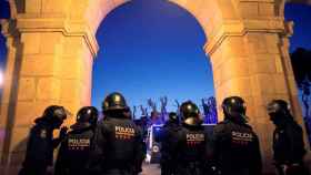 Agentes antidisturbios de los Mossos d'Esquadra, junto al 'Parlament' / EFE